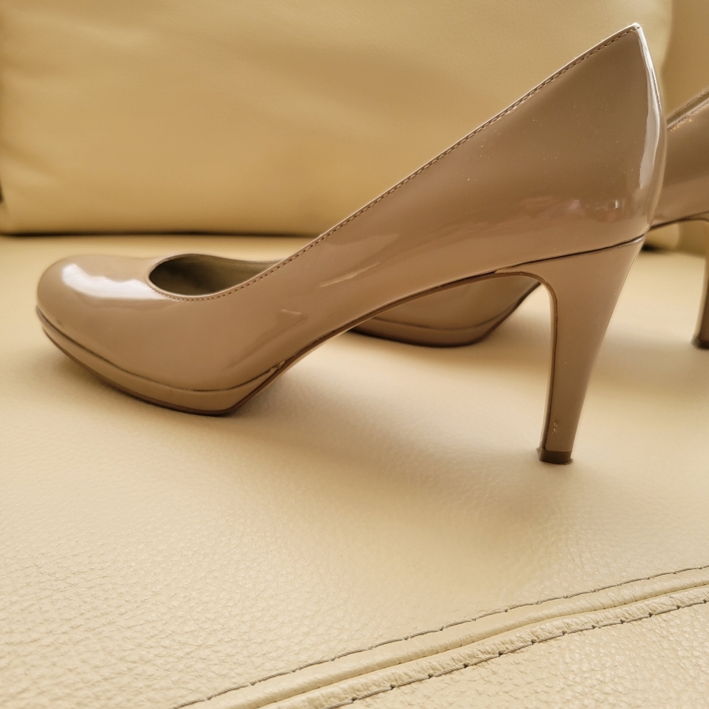 Bandolino Nude Beige Patent Platform Pump sz. 8.5